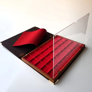 Libro astuccio grande con vassoio in velluto rosso a 40 caselle quadrate da 35 mm 1