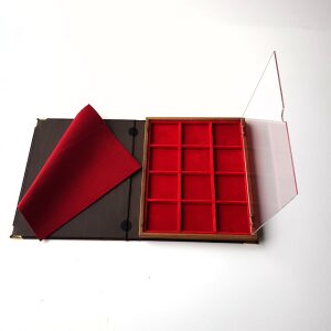 Libro astuccio medio con vassoio in velluto rosso a 12 caselle quadrate da 50 mm 1