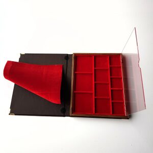 Libro astuccio medio con vassoio in velluto rosso a 12 caselle quadrate miste 1