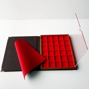 Libro astuccio medio con vassoio in velluto rosso a 30 caselle quadrate da 30 mm 1
