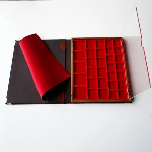 Libro astuccio medio con vassoio in velluto rosso a 31 caselle quadrate miste 1