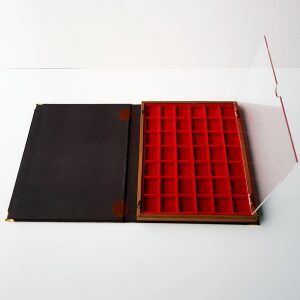 Libro astuccio medio con vassoio in velluto rosso a 42 caselle quadrate da 25 mm 1