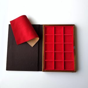 Libro astuccio piccolo con vassoio in velluto rosso a 15 caselle quadrate da 30 mm 1