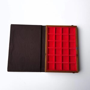 Libro astuccio piccolo con vassoio in velluto rosso a 24 caselle quadrate da 25 mm 1