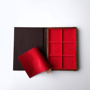 Libro astuccio piccolo con vassoio in velluto rosso a 6 caselle quadrate da 50 mm 1